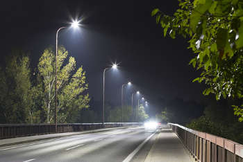 Светодиодные уличные фонари использовались для замены старых видов уличного освещения по всей Великобритании, так как они намного дешевле в управлении, более просты в управлении и могут иметь меньше рассеивания света